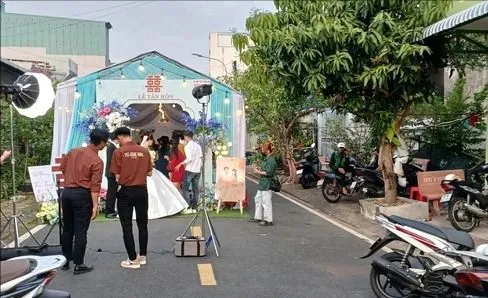 Nhà có hỷ, vui lòng đi lối khác