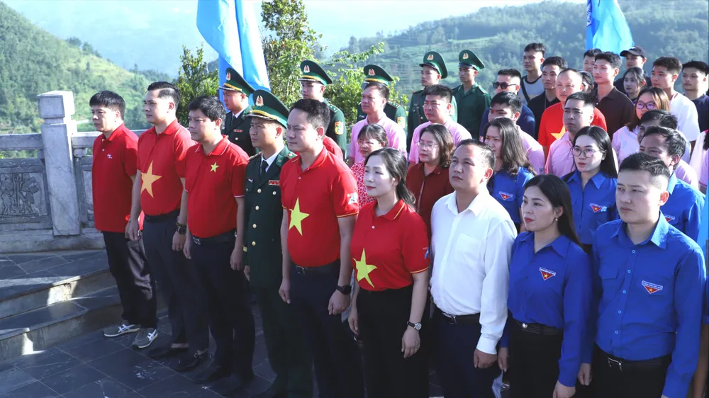 Lễ chào cờ " Tôi yêu Tổ quốc tôi" tại Cột cờ Quốc gia Lũng Cú (Tuyên Quang) ngày 13-7. Ảnh: HỒNG HẢI