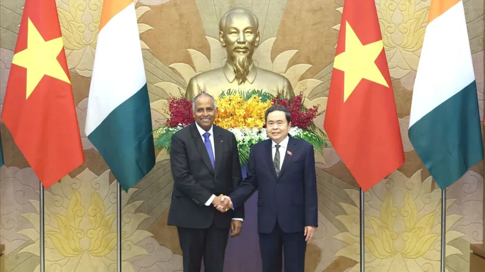 Chủ tịch Quốc hội Trần Thanh Mẫn chủ trì lễ đón Chủ tịch Quốc hội nước Cộng hòa Bờ Biển Ngà Patrick Achi, chiều 23-8. Ảnh: QUANG PHÚC