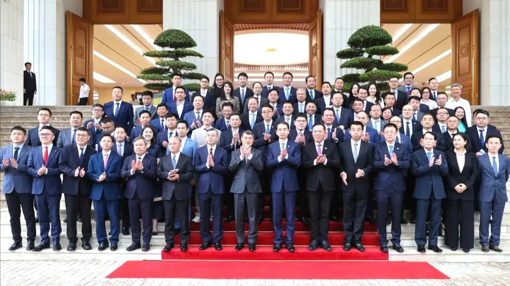 Thủ tướng chụp ảnh lưu niệm cùng các đại biểu. Ảnh: VIẾT CHUNG