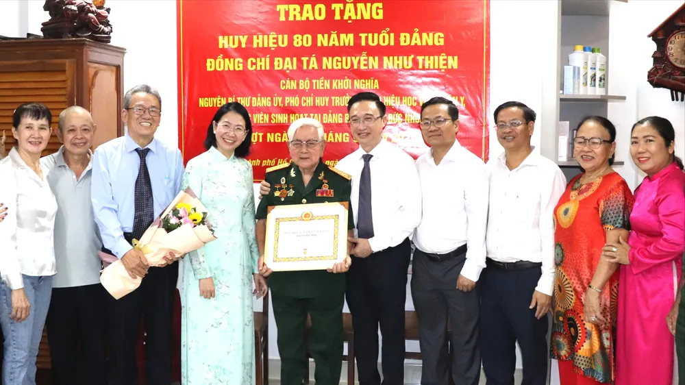 Phó Bí thư Thành ủy TPHCM Đặng Minh Thông chúc mừng đồng chí Nguyễn Như Thiện nhận Huy hiệu 80 năm tuổi Đảng