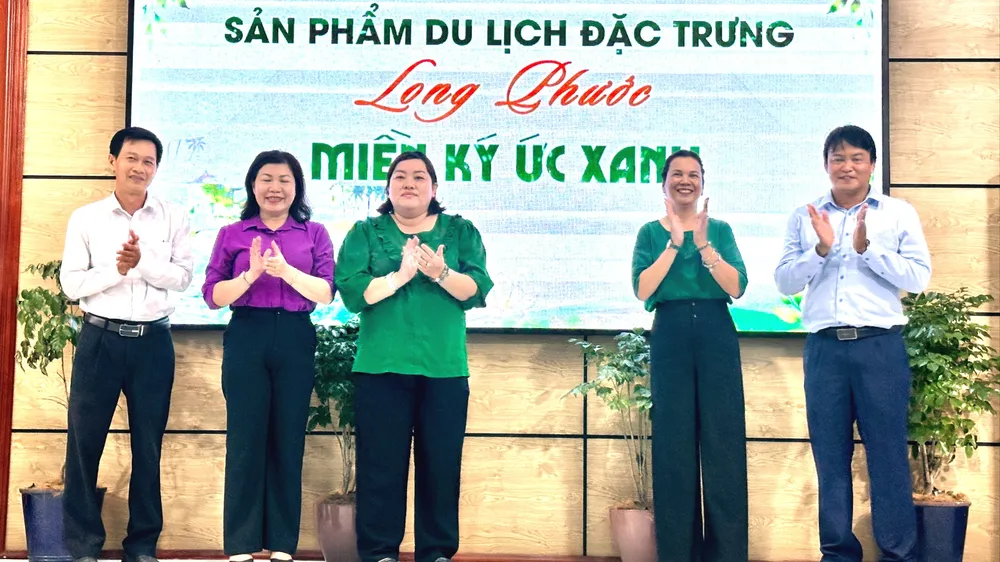 Lãnh đạo phường Long Phước thực hiện nghi thức ra mắt sản phẩm "Long Phước - Miền ký ức xanh". Ảnh: QUỲNH YÊN
