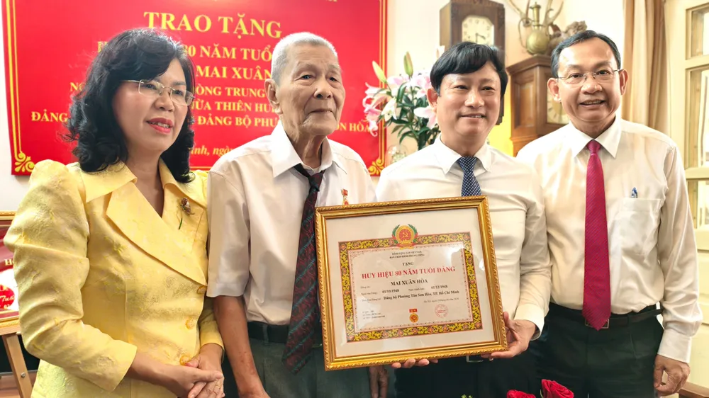 Đồng chí Võ Văn Minh trao Huy hiệu 80 năm tuổi Đảng đến các đảng viên