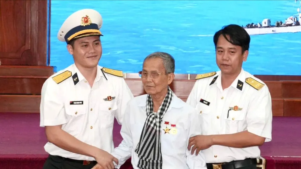 Anh hùng lực lượng vũ trang Võ Văn Em giao lưu cùng các chiến sĩ Lữ Đoàn 171 Hải quân