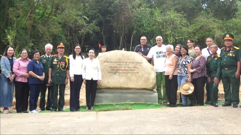 Các đại biểu trước "Vườn tre Fidel Castro" được khánh thành ngày 29-8-2026, tại Củ Chi. Ảnh: THỤY VŨ