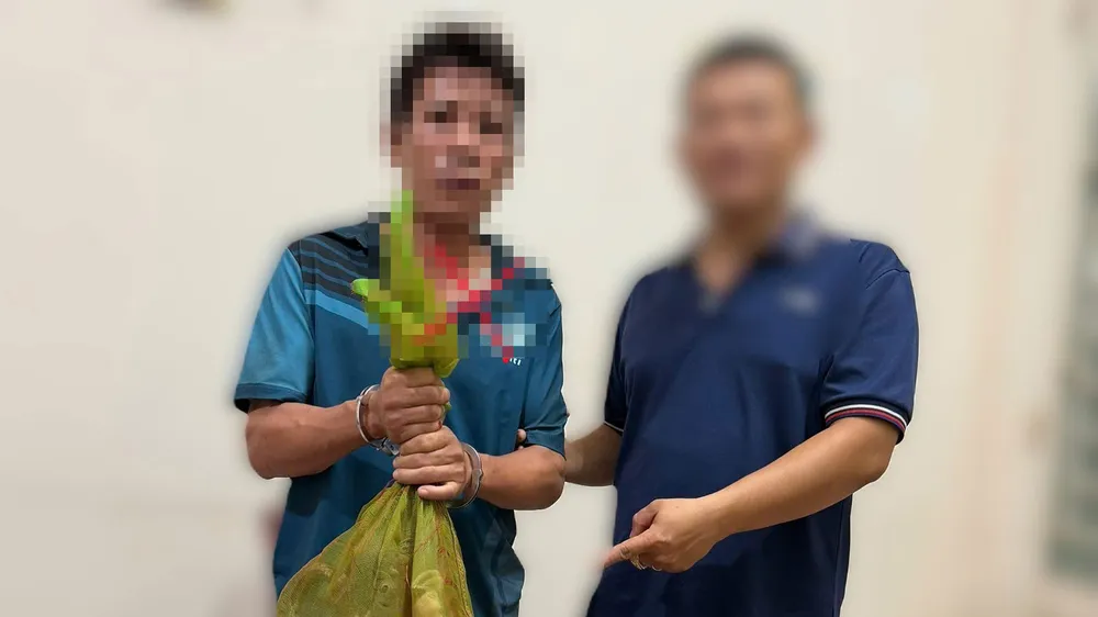 T.T.N. (trái) và tang vật cá thể tê tê. Ảnh: CA TPĐN