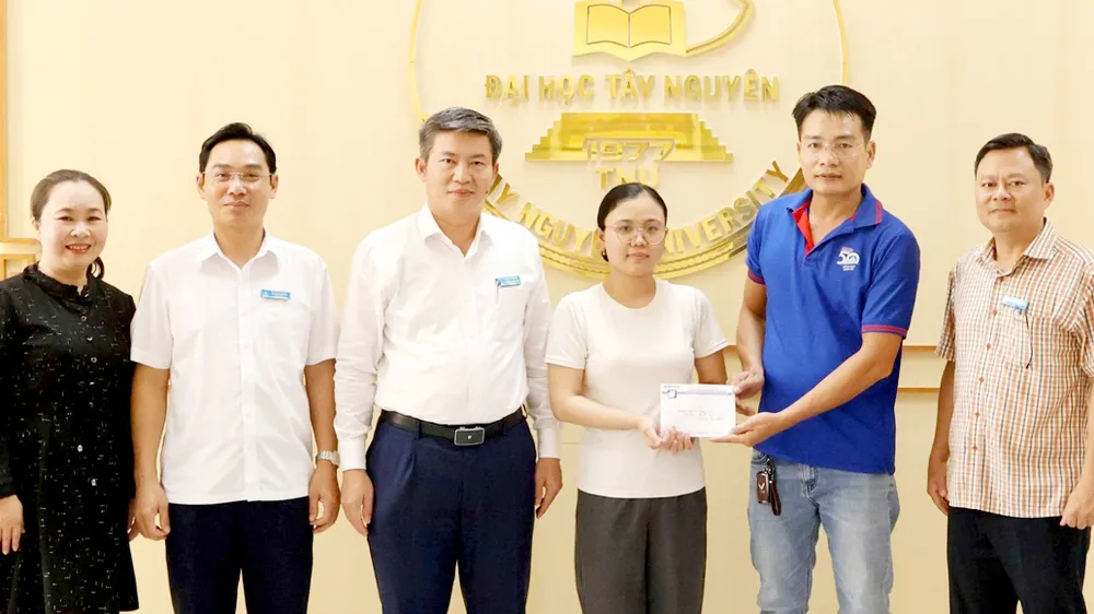Đại diện Báo SGGP trao 40 triệu đồng của chủ cơ sở Bánh mì Như Lan hỗ trợ Hải Nữ Hoàng Linh. Ảnh: MAI CƯỜNG
