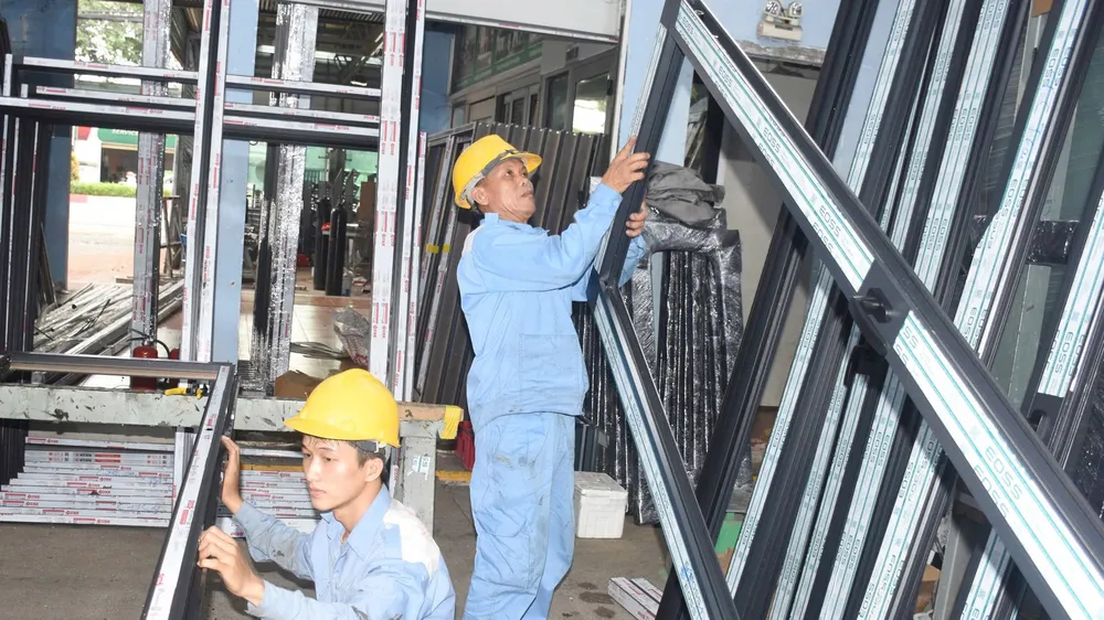 Sản xuất cửa tại Công ty CP kỹ thuật cửa Huynh Đệ (phường Tam Thắng, TPHCM). Ảnh: QUANG VŨ