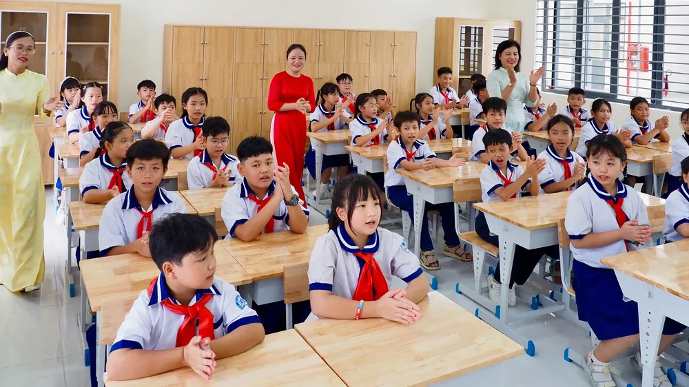 Học sinh Trường Tiểu học Lại Hùng Cường, xã Tân Vĩnh Lộc, TPHCM trong phòng học mới khang trang. Ảnh: HOÀNG HÙNG