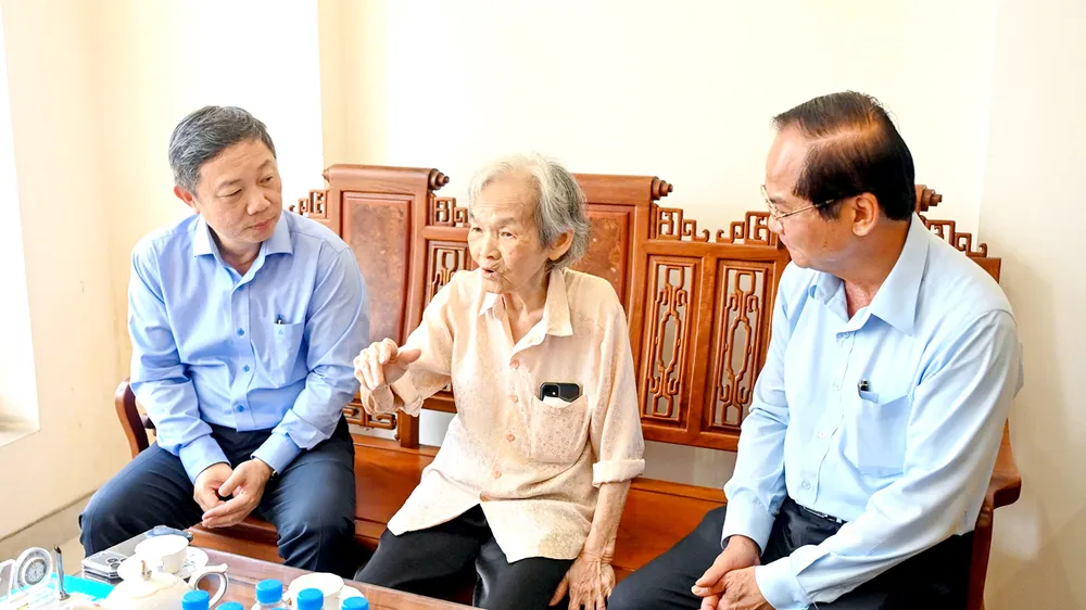 Trưởng Ban Tuyên giáo và Dân vận Thành ủy TPHCM Dương Anh Đức (bìa trái) thăm hỏi bà Lê Nguyễn Hồng Minh, ngày 27-8. Ảnh: MẠNH THẮNG