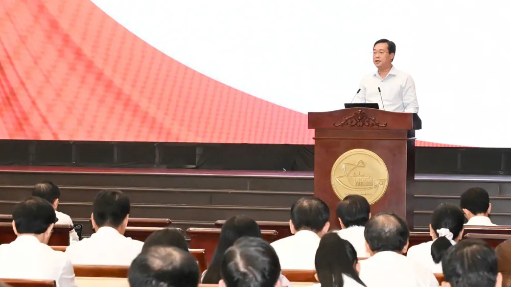Phó Bí thư Thường trực Thành ủy TPHCM Lê Quốc Phong trình bày dự thảo Chương trình hành động thực hiện Nghị quyết 18 tại Hội nghị quán triệt và triển khai thực hiện Nghị quyết Hội nghị lần thứ 3 Ban Chấp hành Trung ương Đảng khóa XIV. Ảnh: VIỆT DŨNG