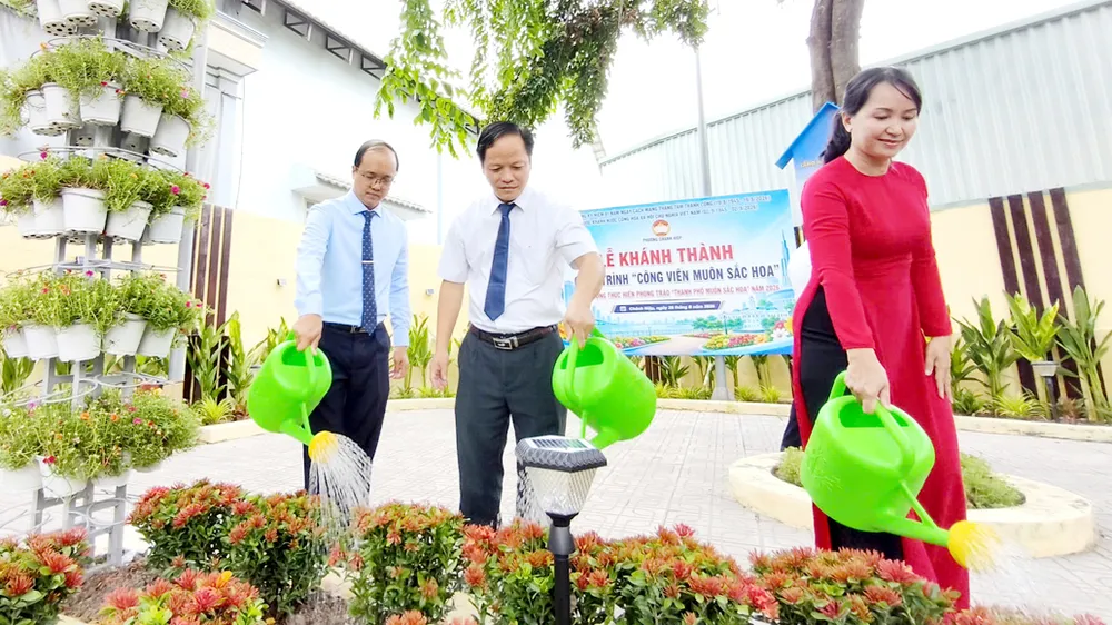Lãnh đạo phường Chánh Hiệp thực hiện nghi thức khánh thành công trình “Công viên muôn sắc hoa”. Ảnh: THẢO NGUYỄN