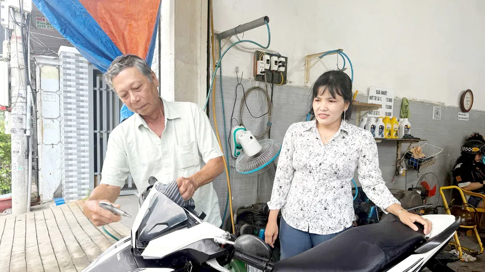 Người cao tuổi vay vốn, tự lo cuộc sống