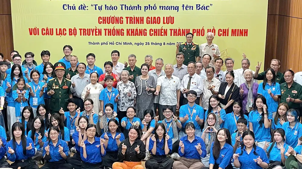Trại sinh giao lưu với các cựu chiến binh Câu lạc bộ Truyền thống kháng chiến TPHCM. Ảnh: CẨM TUYẾT