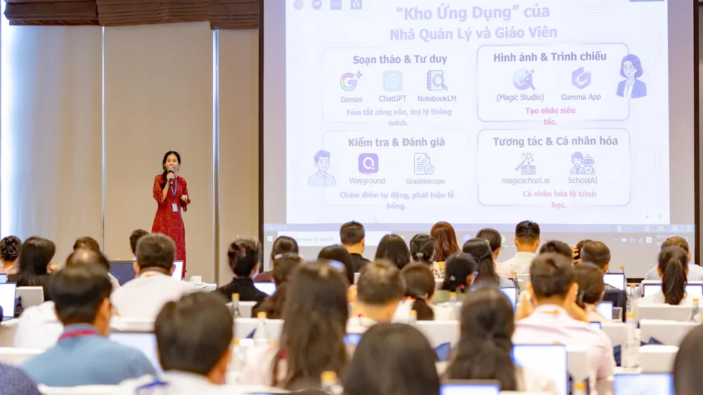 Cán bộ quản lý, giáo viên các trường học tham gia tập huấn về ứng dụng AI vào quản lý và dạy học trong tháng 8-2026. Ảnh: THU TÂM