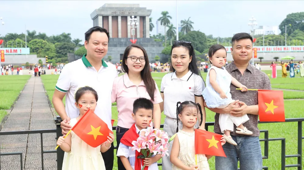 Người dân vui chơi bên Quảng trường Ba Đình dịp kỷ niệm 81 năm ngày Quốc khánh. Ảnh: ĐỖ TRUNG