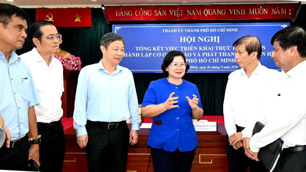 Phó Bí thư Thành ủy TPHCM Văn Thị Bạch Tuyết trao đổi cùng các đại biểu dự hội nghị (Ảnh VIỆT DŨNG)
