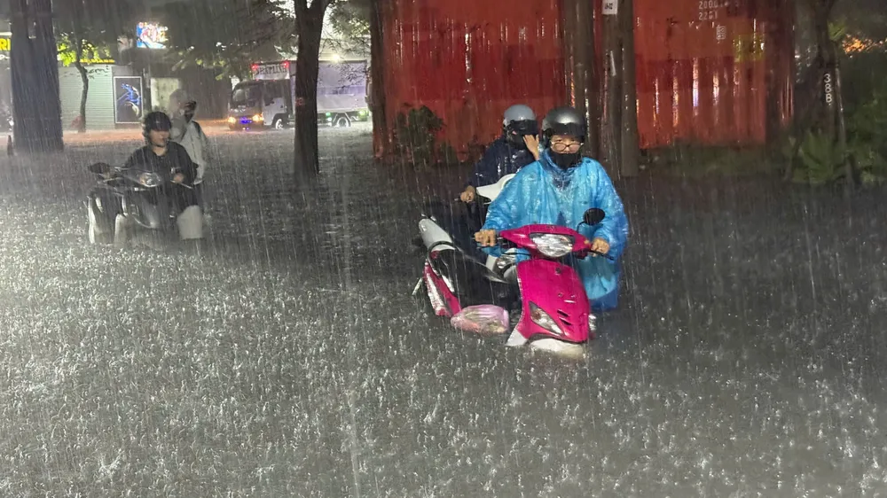 TPHCM: Mưa lớn, nhiều tuyến đường bị ngập sâu