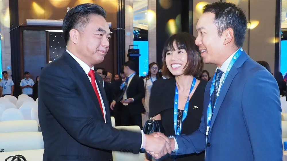 Phó Chủ tịch Thường trực UBND TPHCM Nguyễn Lộc Hà với các đại biểu tại đối thoại, ngày 11-9. Ảnh: HOÀNG HÙNG