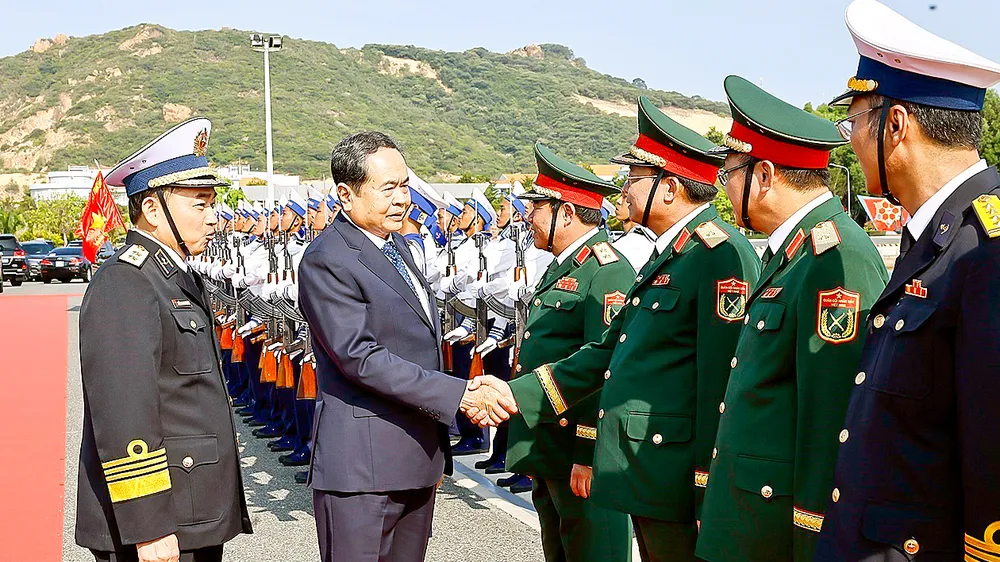 Chủ tịch Quốc hội Trần Thanh Mẫn với lãnh đạo Bộ Quốc phòng, Quân chủng Hải quân và Lữ đoàn Tàu ngầm 189. Ảnh: TTXVN