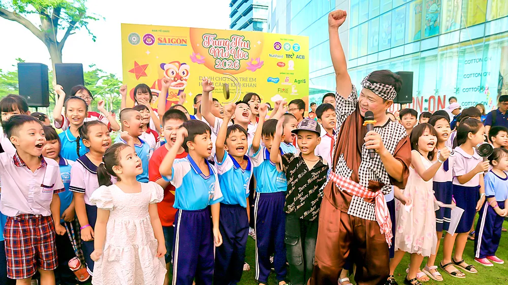 Các em thiếu nhi hào hứng tham gia trò chơi cùng chú Cuội tại Ngày hội Trung thu mơ ước năm 2026. Ảnh: HOÀNG VY