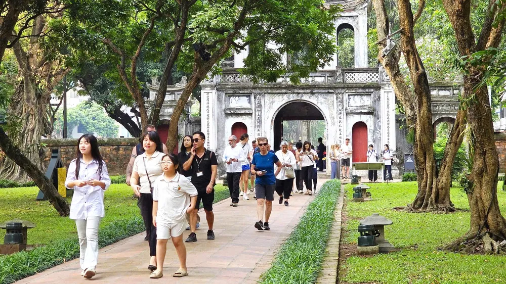 Du khách tham quan Hà Nội vào dịp lễ Quốc khánh 2-9 vừa qua. Ảnh: THU HÀ