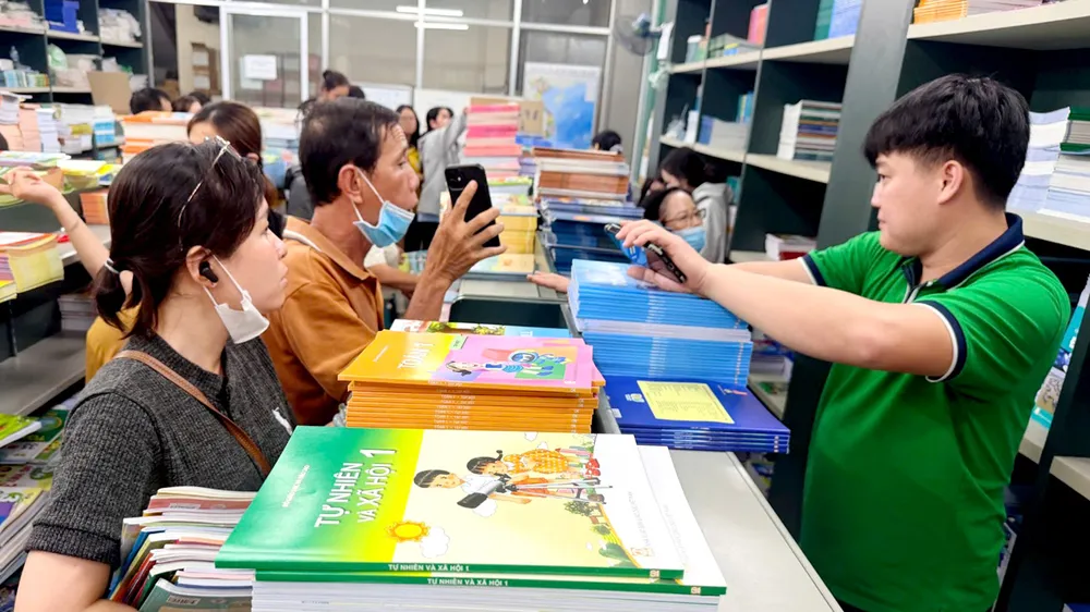 Phụ huynh tìm mua SGK cho con tại trụ sở Nhà Xuất bản Giáo dục tại TPHCM (số 231 Nguyễn Văn Cừ, phường Chợ Quán), trưa 15-9. Ảnh: HOÀNG HÙNG