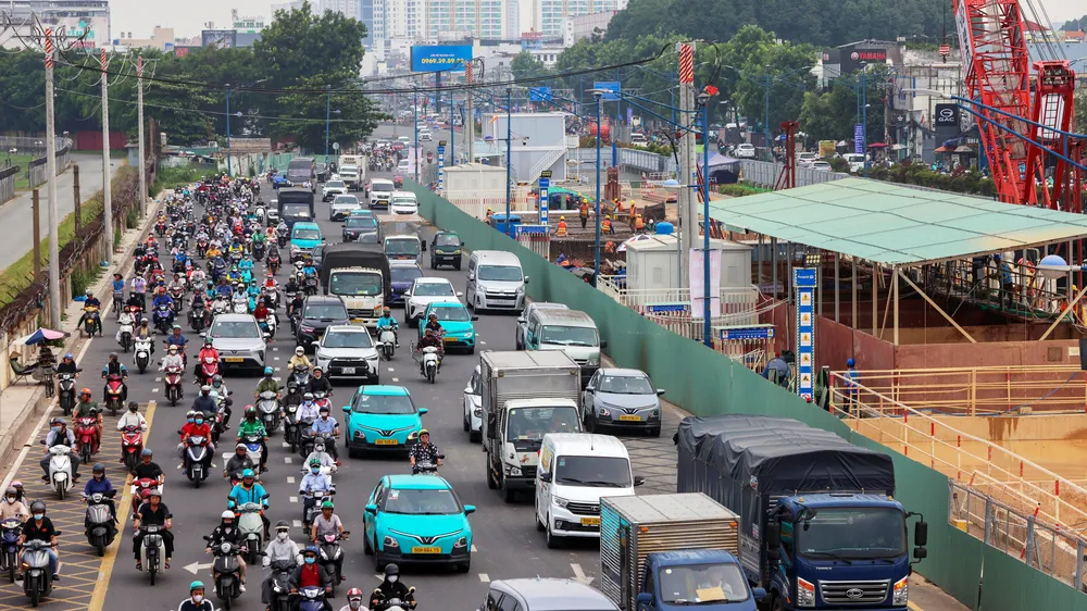 Một đoạn đường Trường Chinh (phường Tân Bình, TPHCM) được rào chắn phục vụ thi công tuyến metro số 2 (Bến Thành - Tham Lương). Ảnh: HOÀNG TRIỀU
