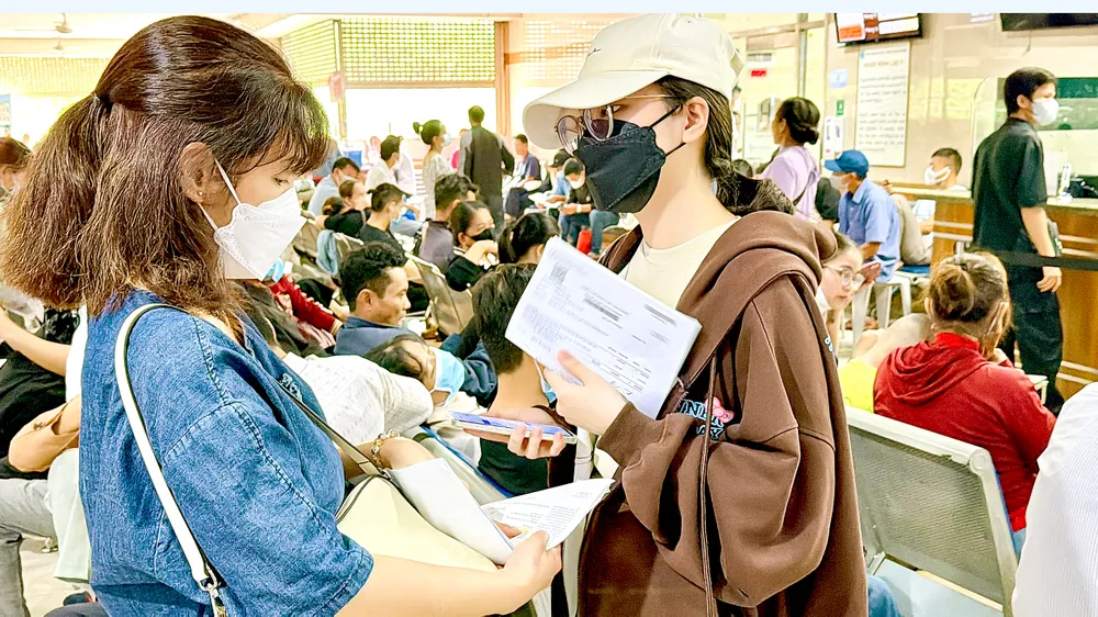 Nhiều người dân chờ đăng ký khám bệnh tại Bệnh viện Đại học Y Dược TPHCM - Cơ sở 1, phường Chợ Lớn, TPHCM. Ảnh: HOÀNG HÙNG