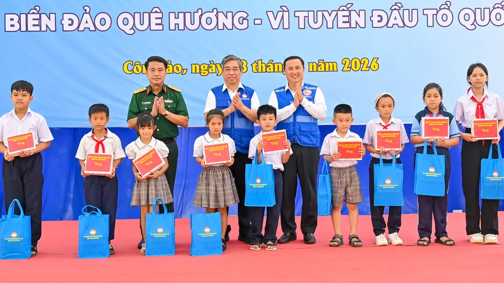 Phó Bí thư Thành ủy, Chủ tịch Ủy ban MTTQ Việt Nam TPHCM Nguyễn Phước Lộc cùng các đại biểu trao học bổng tặng học sinh trong chuỗi hoạt động “Trăng thu biên cương”. Ảnh: MẠNH THẮNG