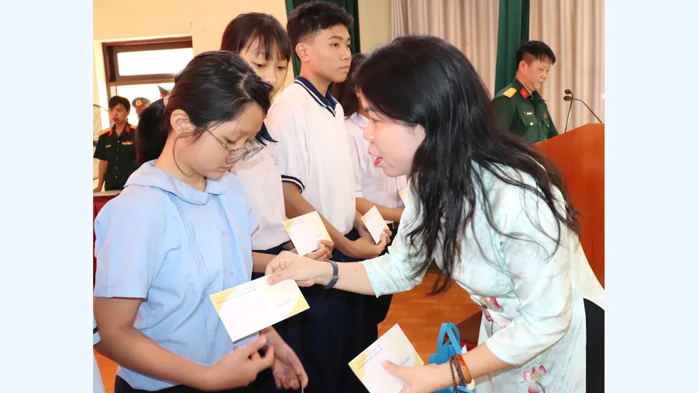 San sẻ yêu thương với người lao động gặp khó khăn