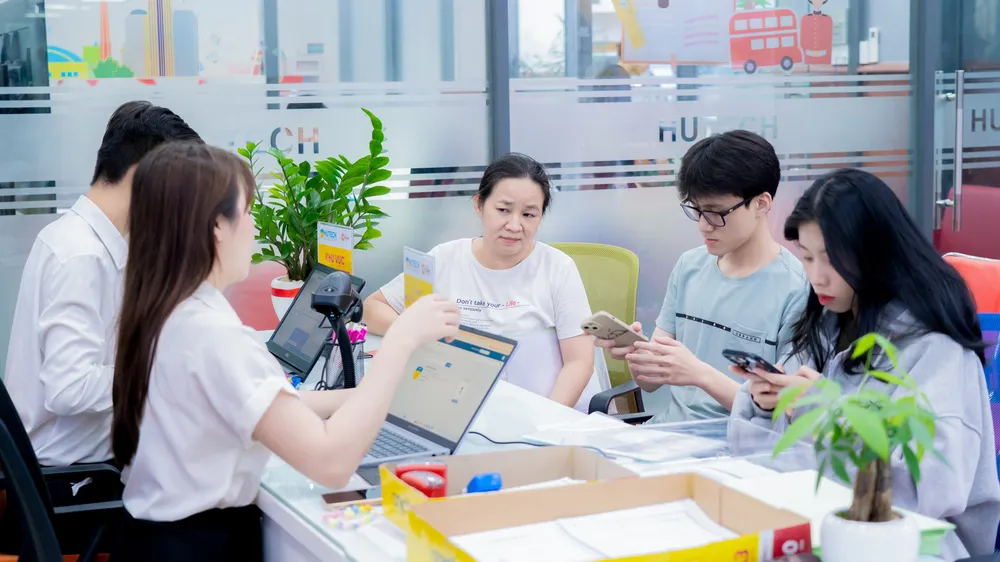Tân sinh viên Trường ĐH Công nghệ TPHCM làm thủ tục nhập học. Ảnh: THANH HÙNG