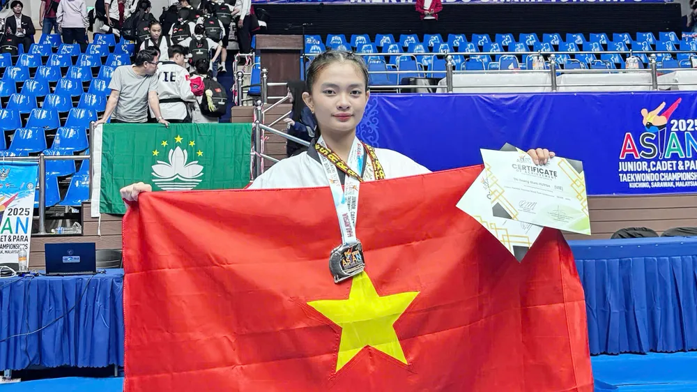 Tân sinh viên sư phạm với Huân chương Lao động hạng ba