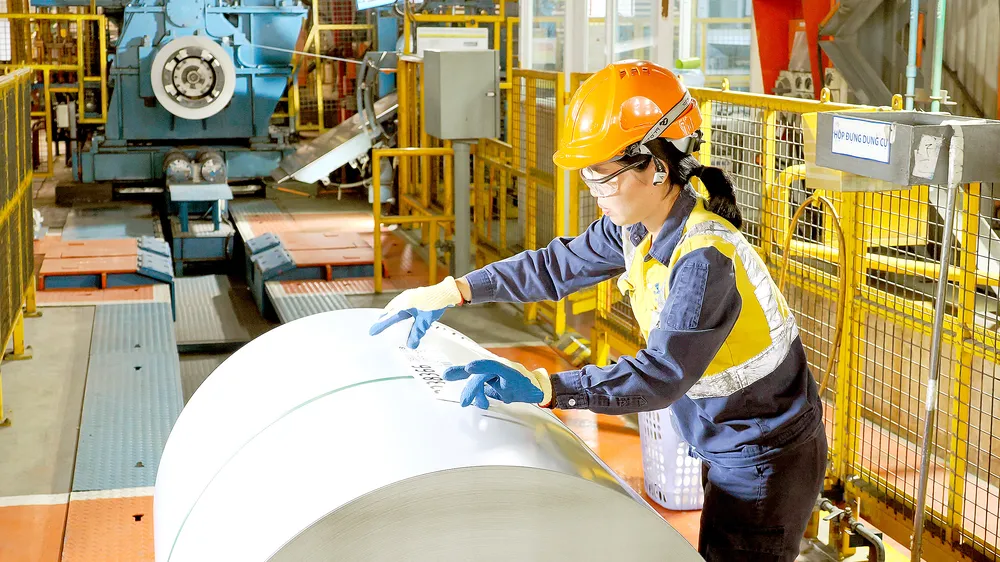 Công nhân làm việc tại Nhà máy NS BlueScope Việt Nam, doanh nghiệp FDI trong lĩnh vực thép, ở Khu Công nghiệp Phú Mỹ 1, phường Phú Mỹ, TPHCM. Ảnh: HOÀNG HÙNG