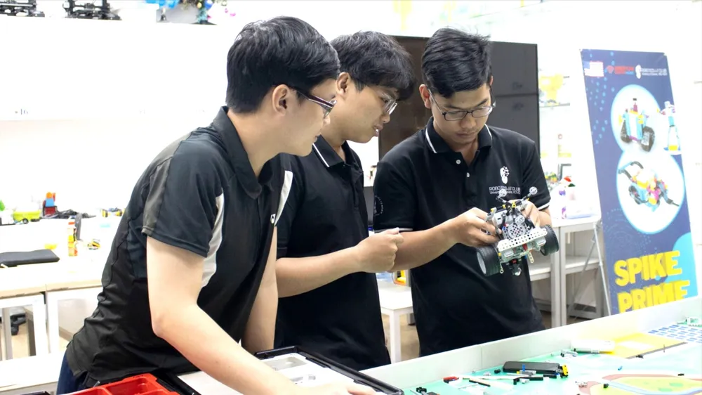 Sinh viên Trường ĐH Khoa học Tự nhiên (ĐH Quốc gia TPHCM) trong giờ học thực hành. Ảnh: THANH HÙNG