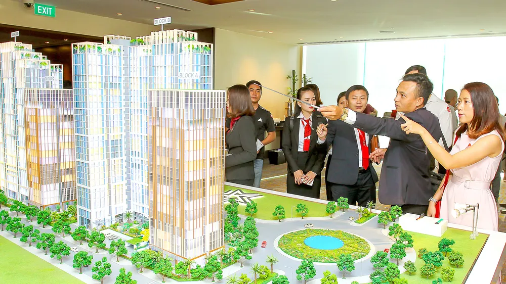Khách hàng và nhà đầu tư xem mô hình dự án căn hộ tại phường Bình Trưng, TPHCM. Ảnh: HOÀNG HÙNG