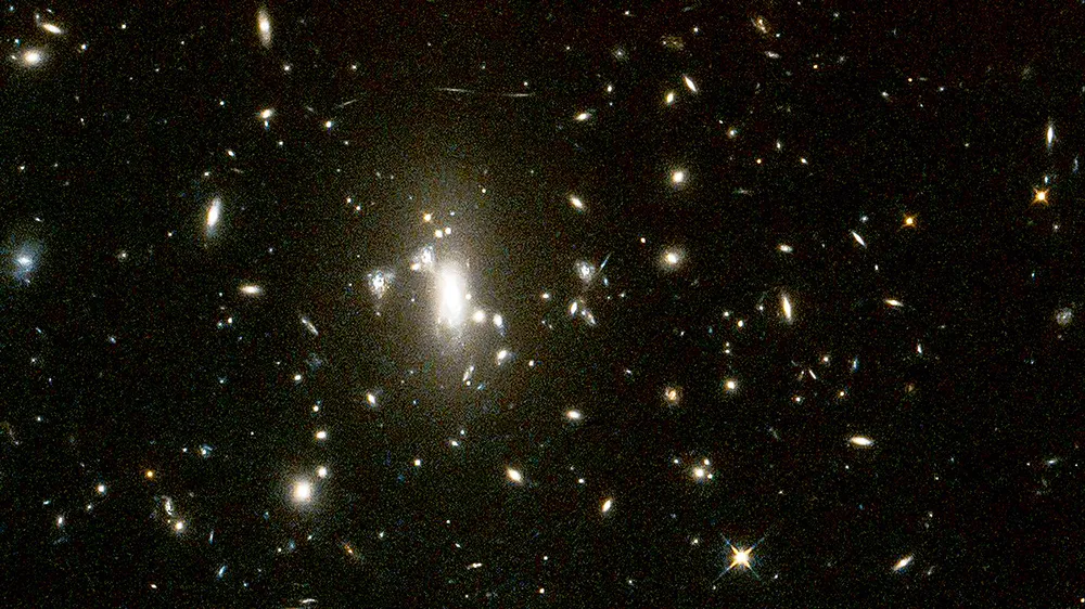 Cụm thiên hà MACS J0417 được kính viễn vọng không gian Hubble chụp lại. Ảnh: NASA
