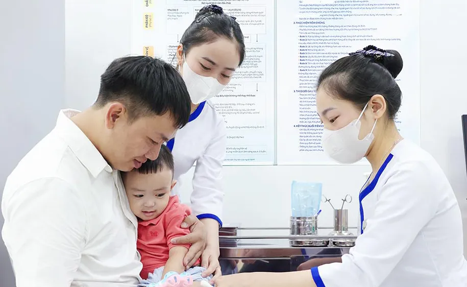 TPHCM: Nhiều phụ huynh đưa trẻ tiêm vaccine phòng bệnh tay chân miệng