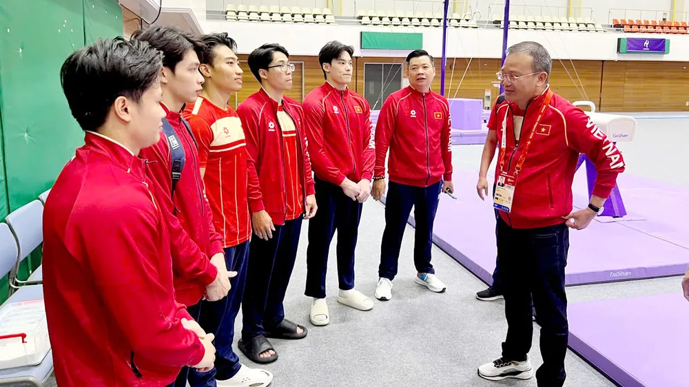 Trưởng đoàn Nguyễn Hồng Minh và đội TDDC tại ASIAD 20. Ảnh: TÂM NINH