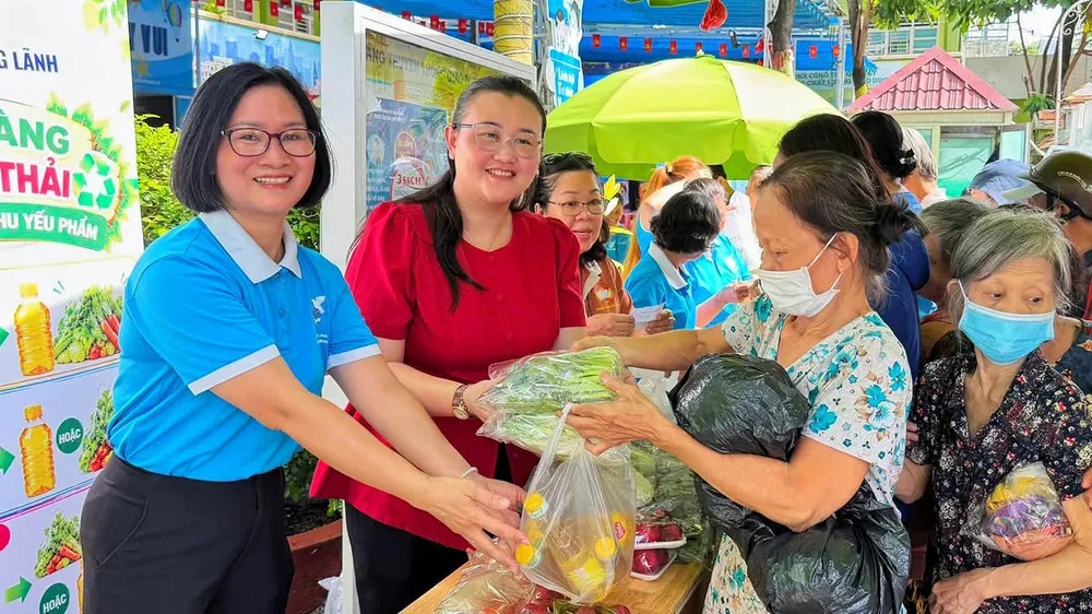 Gian hàng đổi rác lấy rau xanh và nhu yếu phẩm
