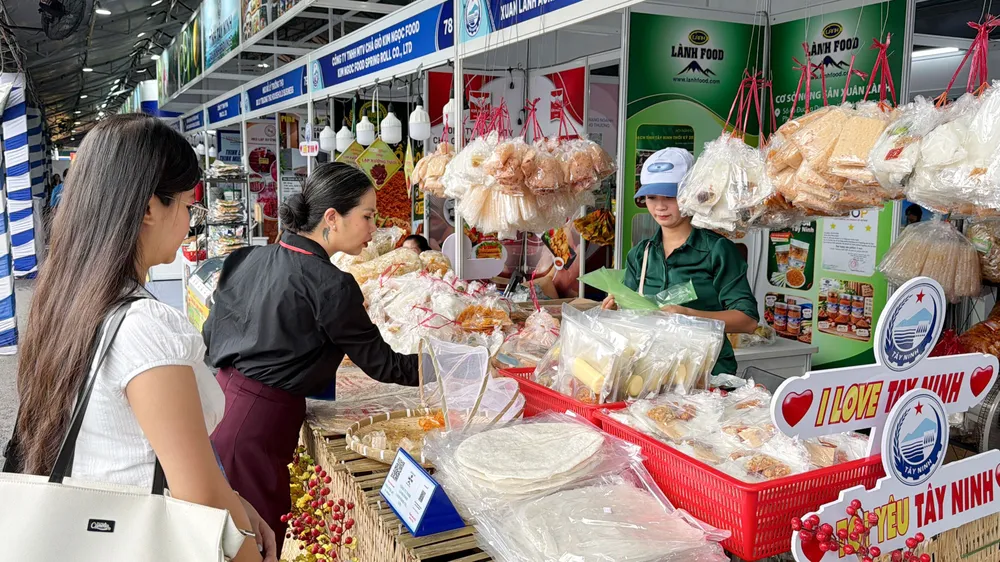 Khách tham quan tìm hiểu, lựa chọn các sản phẩm đặc sản Tây Ninh được giới thiệu tại Chương trình Kết nối cung - cầu giữa TPHCM và các tỉnh, thành năm 2026. Ảnh: HOÀNG HÙNG 