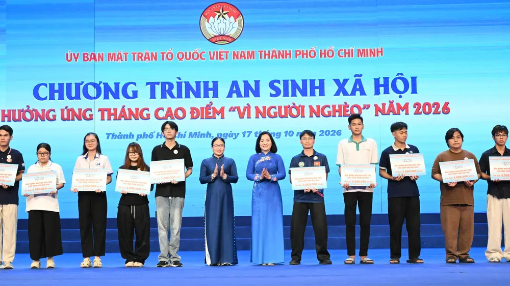 Phó Chủ tịch Thường trực Ủy ban MTTQ Việt Nam TPHCM Trương Thị Bích Hạnh trao học bổng Nguyễn Hữu Thọ đến học sinh, sinh viên hoàn cảnh khó khăn. Ảnh: VIỆT DŨNG