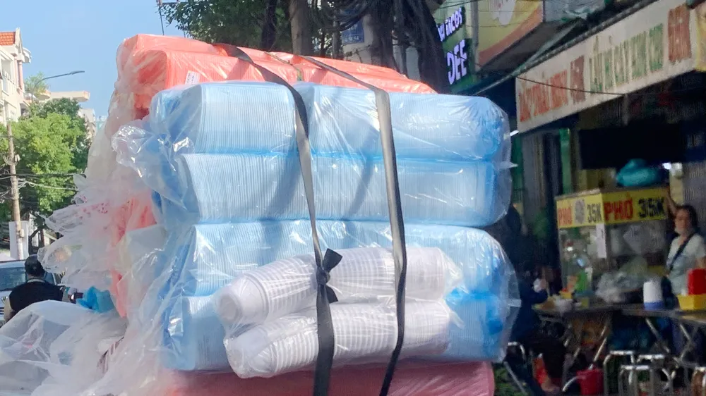 Chiếc xe máy chở hàng cồng kềnh, quá khổ, di chuyển nhanh trên đường