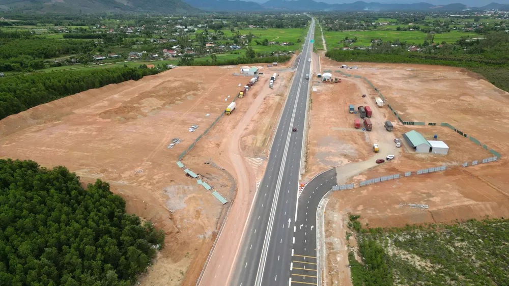 Sau nhiều tháng, tiến độ thi công trạm dừng nghỉ Km35+500 trên tuyến cao tốc Hoài Nhơn - Quy Nhơn vẫn chưa cải thiện nhiều. Ảnh: NGỌC OAI