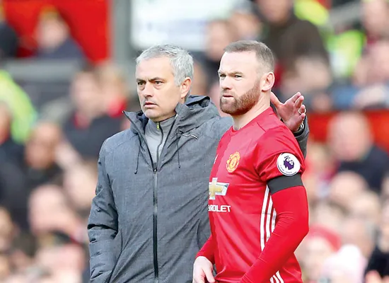 HLV Jose Mourinho giờ phải trở lại với Wayne Rooney và hy vọng tiền đạo này có thể san sẻ gánh nặng.