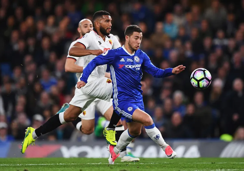 Eden Hazard (phải, Chelsea) trong pha uy hiếp khung thành Watford