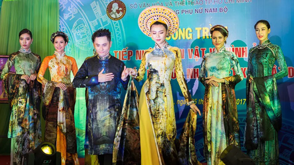 Nhà thiết kế Nhật Dũng cùng các người mẫu tại sự kiện