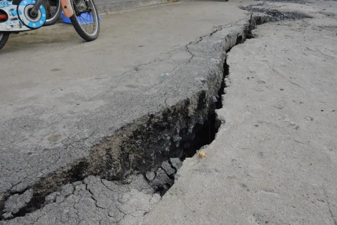 Nhà Bè xuất hiện vết nứt dài 40m, nguy cơ sạt lở rất cao