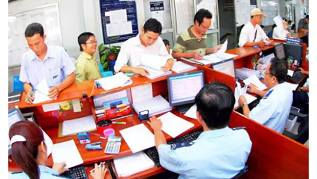 Làm thủ tục hải quan tại Cục Hải quan TPHCM. Ảnh: Cao Thăng