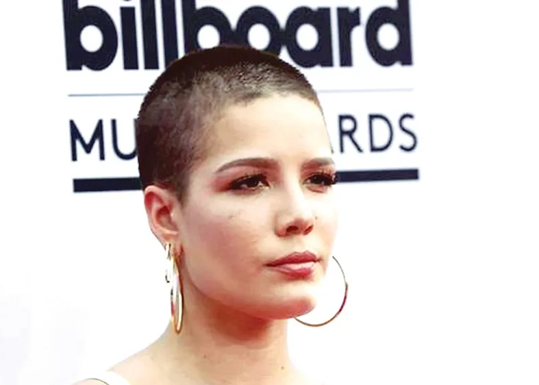 Album của ca sĩ Halsey đứng đầu Billboard tốp 200